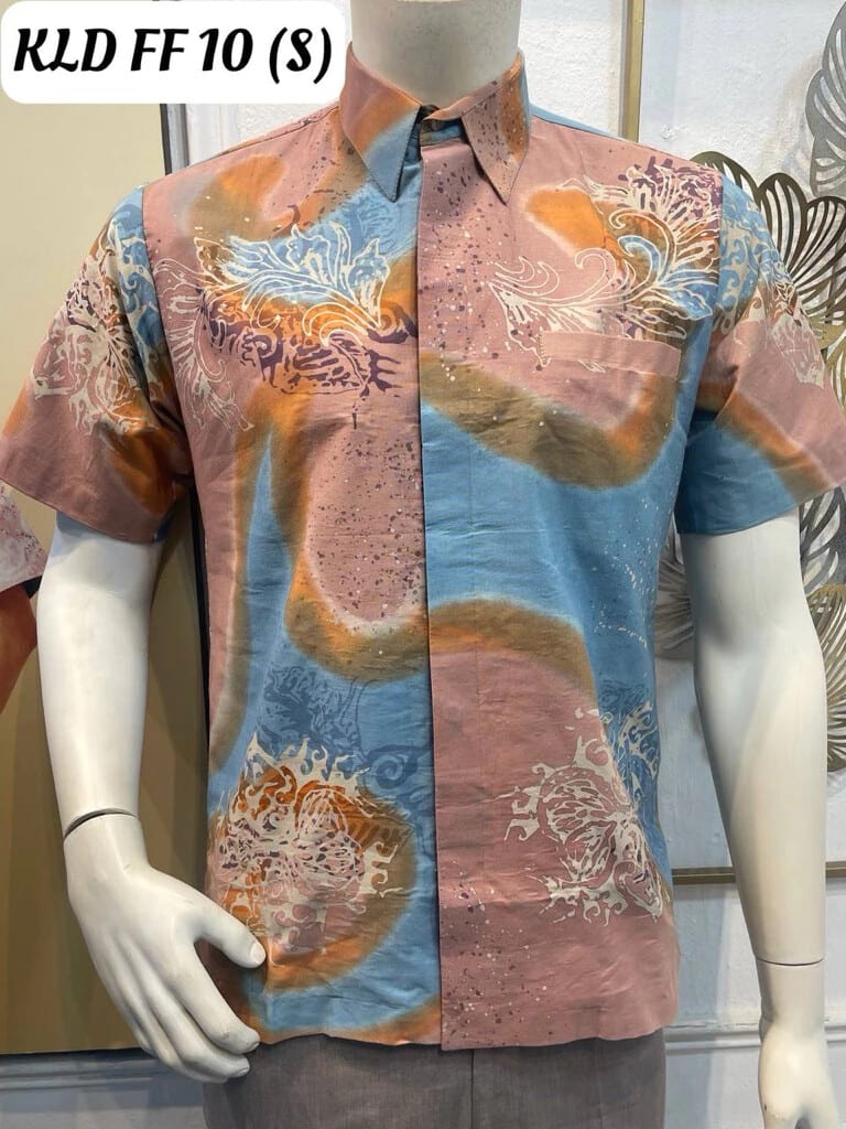 Men's short-sleeve batik shirt KLD FF 10 in dusty pink, light blue and orange, on a mannequin
