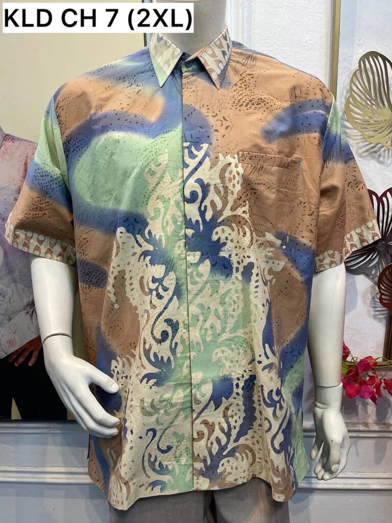 Men's short-sleeve batik shirt KLD CH 7 in brown, mint green, blue and cream, on a mannequin