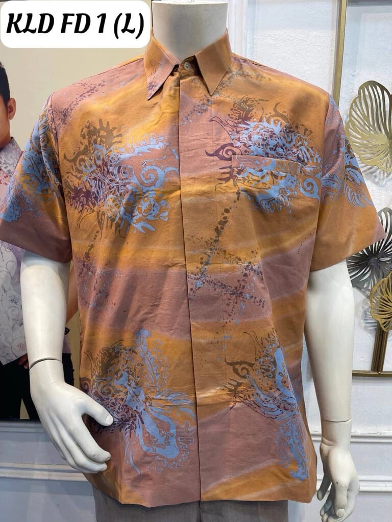 Men's short-sleeve batik shirt KLD FD 1 in orange, dusty pink and light blue, on a mannequin