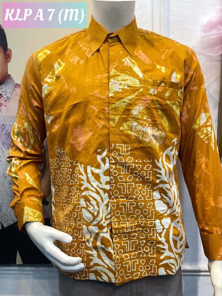 Men's long-sleeve batik shirt KLP A 7 in gold and white, on a mannequin