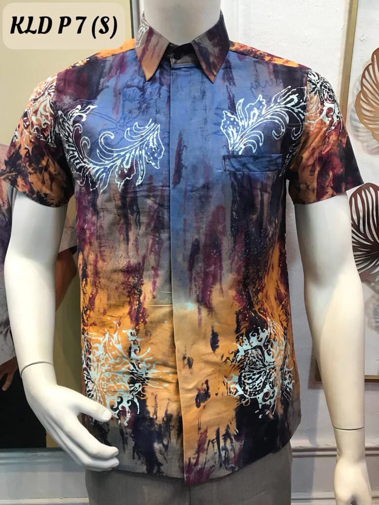 Men's short-sleeve batik shirt KLD P 7 in blue, purple, maroon and orange, on a mannequin