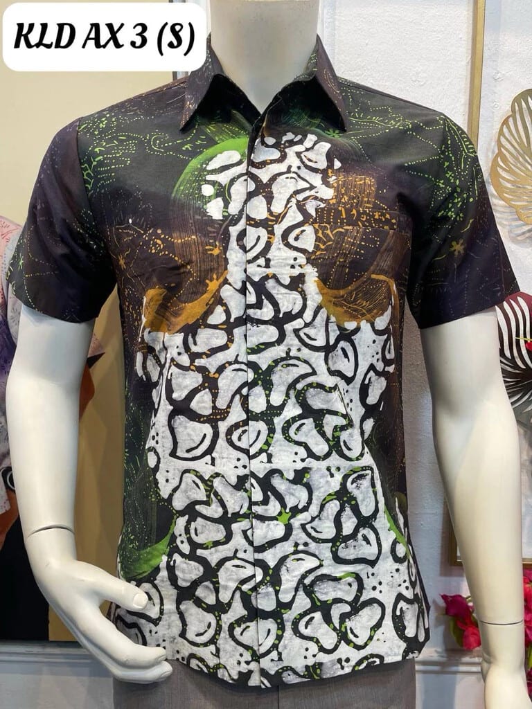Men's short-sleeve batik shirt KLD AX 3 in black, white and green, on a mannequin