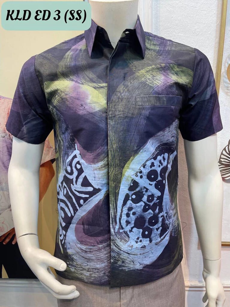 Men's short-sleeve batik shirt KLD ED 3 in navy, lilac and yellow-green, on a mannequin