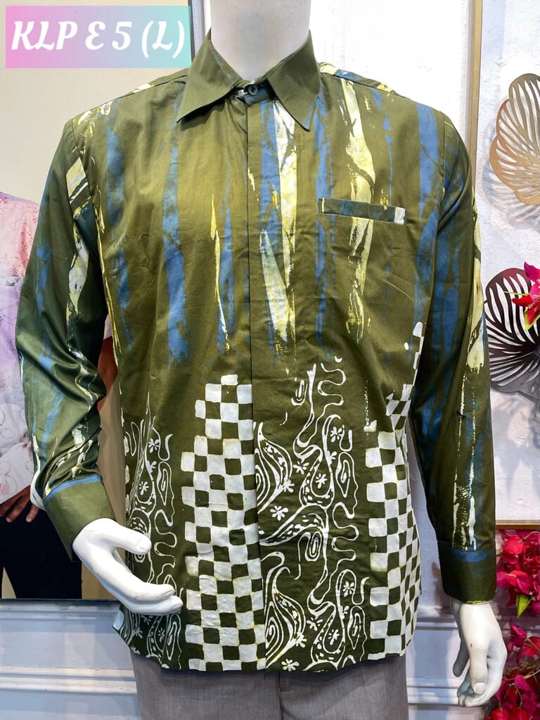 Men's long-sleeve batik shirt KLP E 5 in olive green, blue and white, on a mannequin
