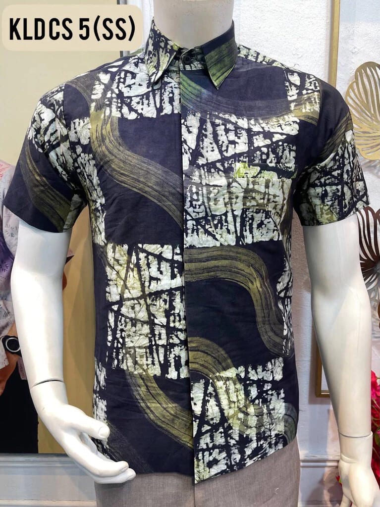 Men's short-sleeve batik shirt KLD CS 5 in navy, white and olive green, on a mannequin