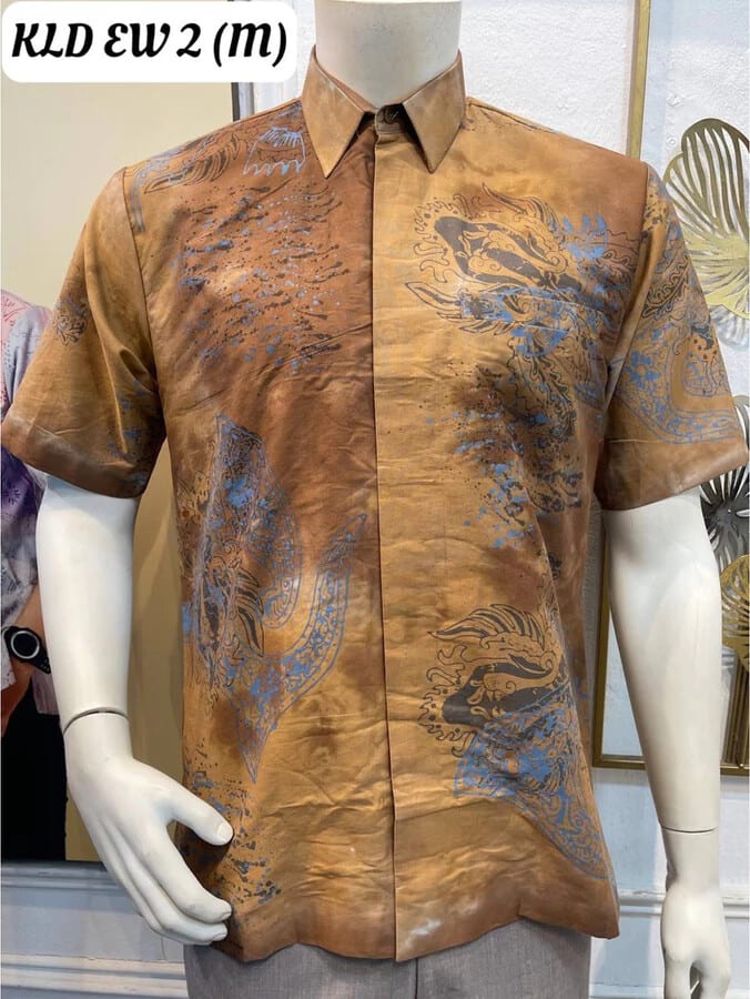 Men's short-sleeve batik shirt KLD EW 2 in rust brown and blue, on a mannequin