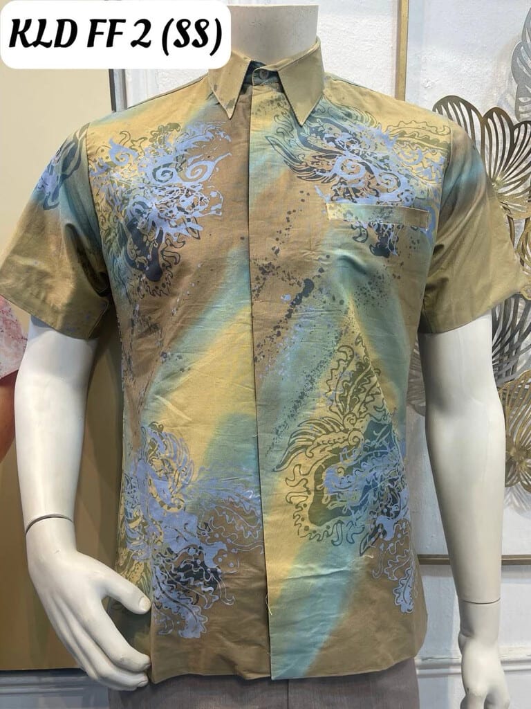 Men's short-sleeve batik shirt KLD FF 2 in khaki, light blue and lilac, on a mannequin