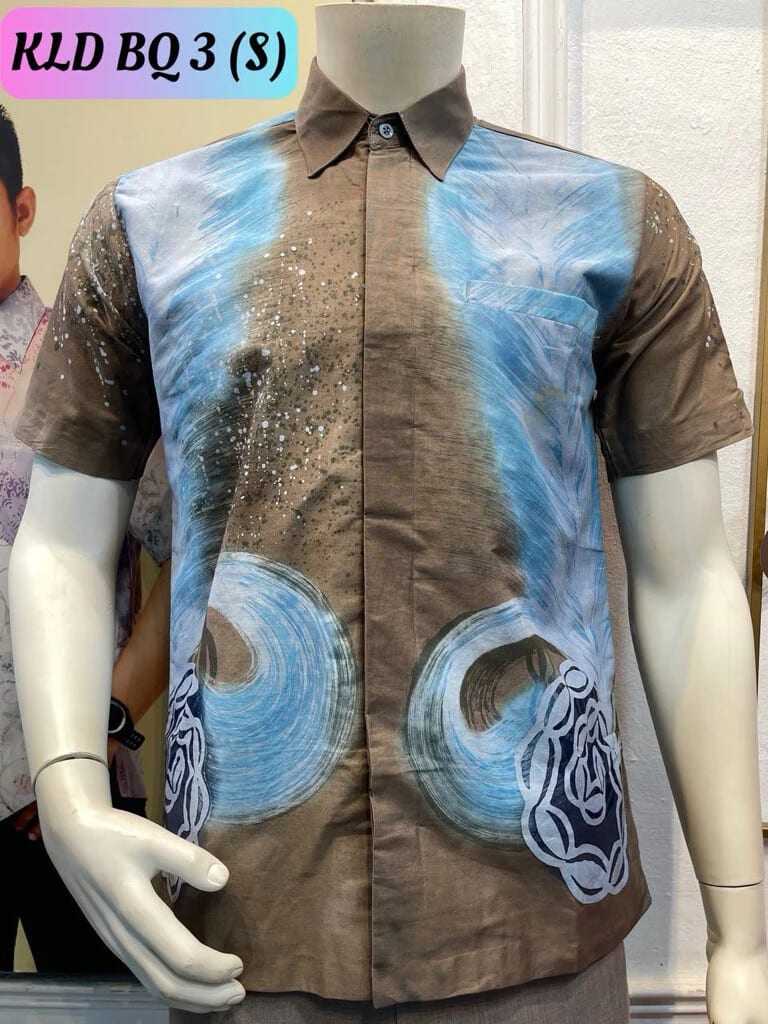 Men's short-sleeve batik shirt KLD BQ 3 in brown and light blue, on a mannequin