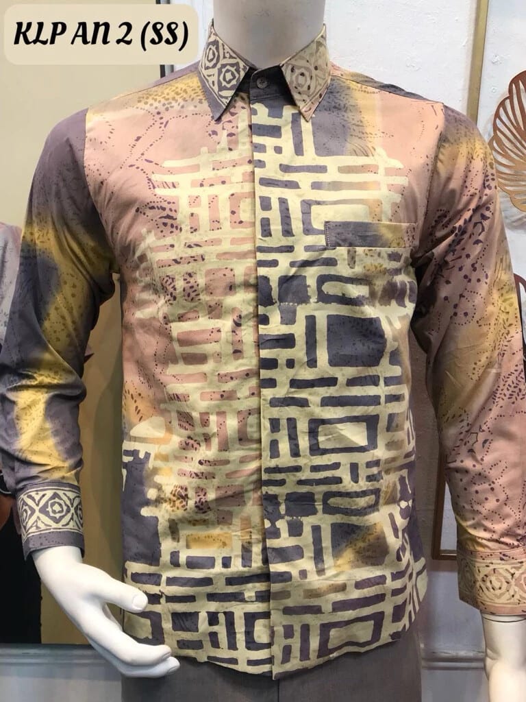Men's long-sleeve batik shirt KLP AN 2 in dusty pink, cream and grey, on a mannequin