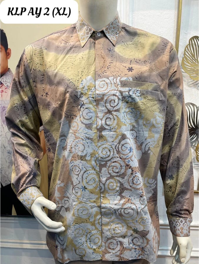 Men's long-sleeve batik shirt KLP AY 2 in pale green, grey and dusty pink, on a mannequin