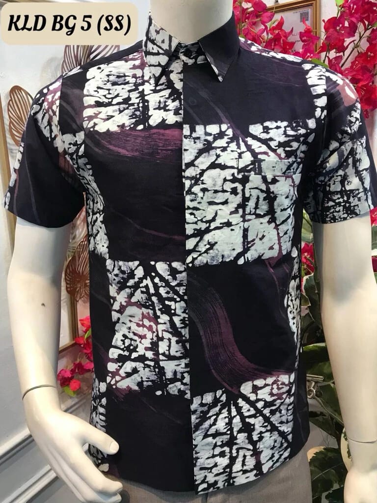 Men's short-sleeve batik shirt KLD BG 5 in black, white and purple, on a mannequin