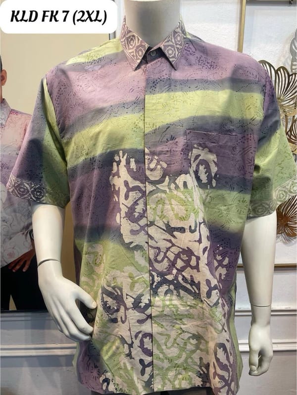 Men's short-sleeve batik shirt KLD FK 7 in lilac, pale green and cream, on a mannequin