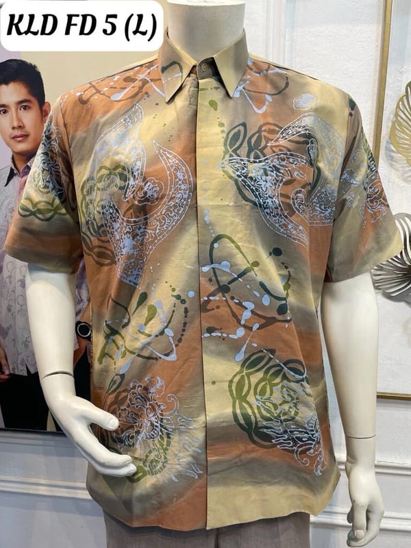 Men's short-sleeve batik shirt KLD FD 5 in sand, rust brown and olive green, on a mannequin
