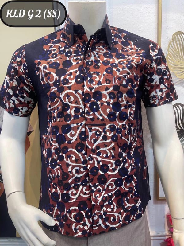 Men's short-sleeve batik shirt KLD G 2 in navy, rust brown and white, on a mannequin