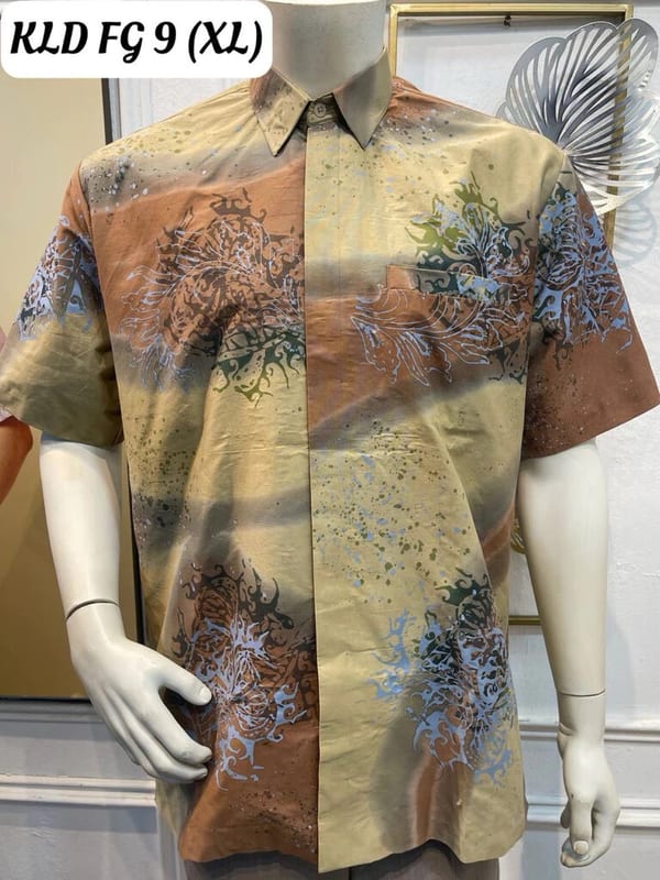 Men's short-sleeve batik shirt KLD FG 9 in khaki, brown and blue, on a mannequin