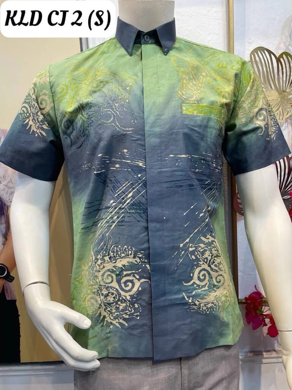 Men's short-sleeve batik shirt KLD CJ 2 in green, grey-blue and cream, on a mannequin