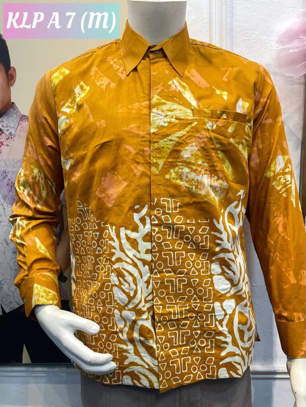 Men's long-sleeve batik shirt KLP A 7 in gold and white, on a mannequin