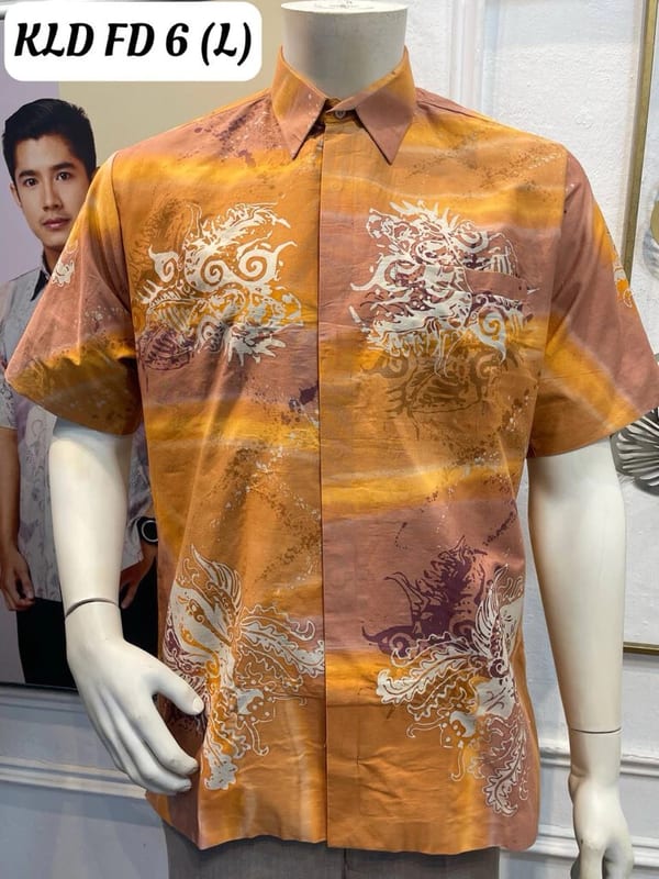 Men's short-sleeve batik shirt KLD FD 6 in orange, dusty pink and cream, on a mannequin