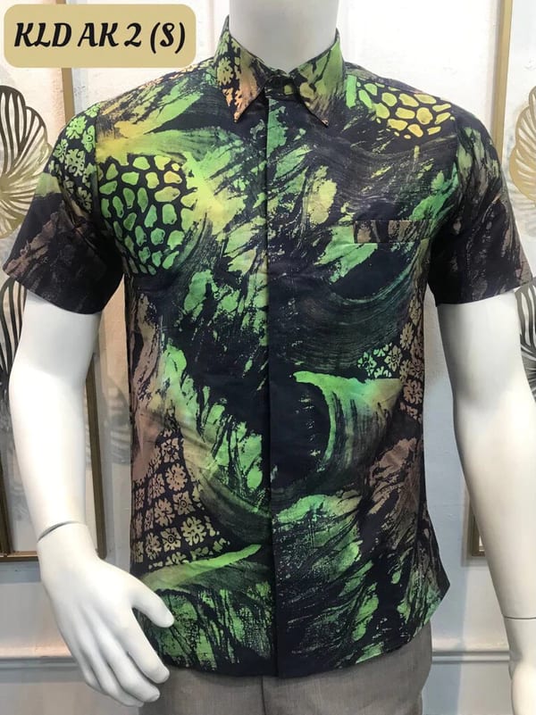 Men's short-sleeve batik shirt KLD AK 2 in black and green, on a mannequin