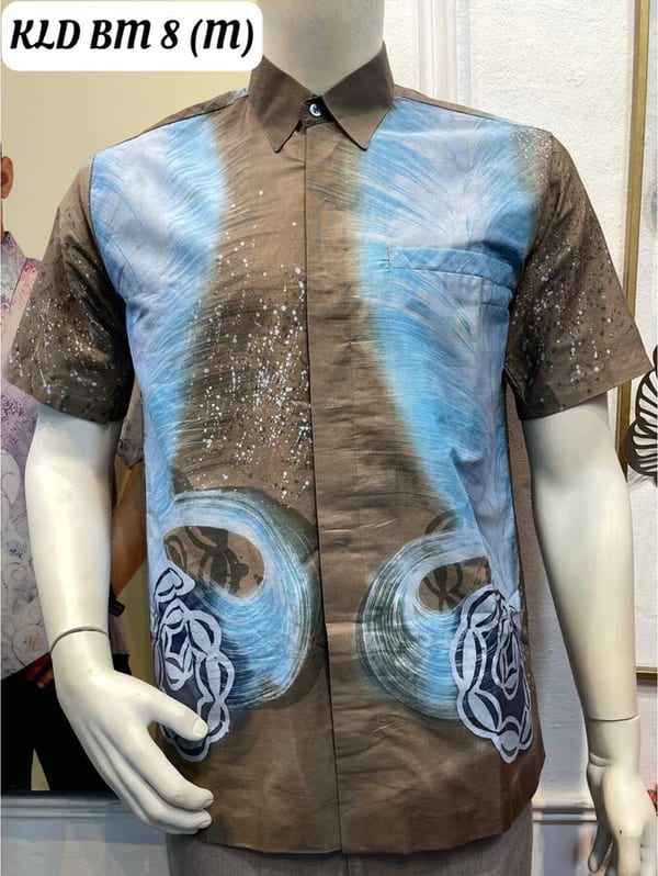 Men's short-sleeve batik shirt KLD BM 8 in brown and light blue, on a mannequin