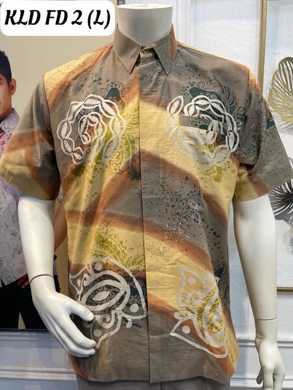 Men's short-sleeve batik shirt KLD FD 2 in sand, orange and grey, on a mannequin