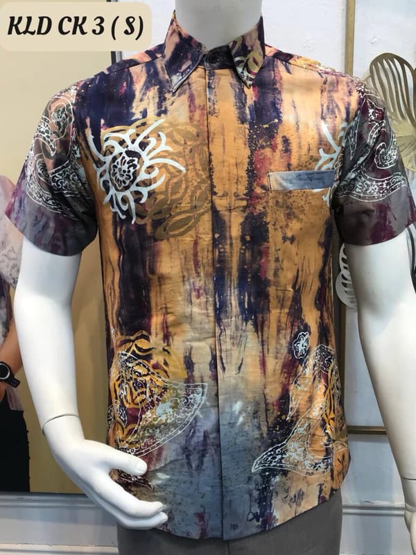 Men's short-sleeve batik shirt KLD CK 3 in orange, navy and purple, on a mannequin