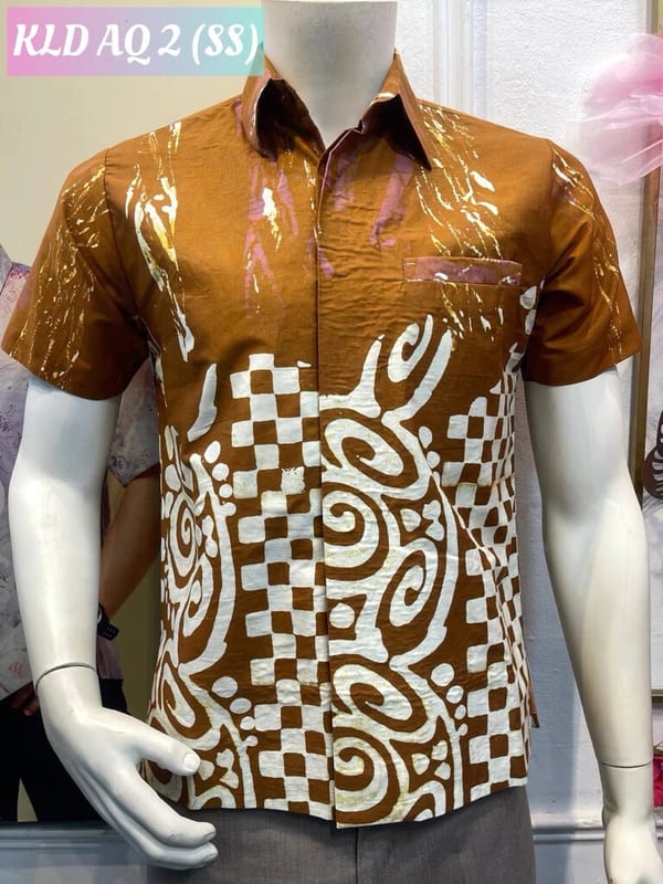 Men's short-sleeve batik shirt KLD AQ 2 in orange-brown and white, on a mannequin