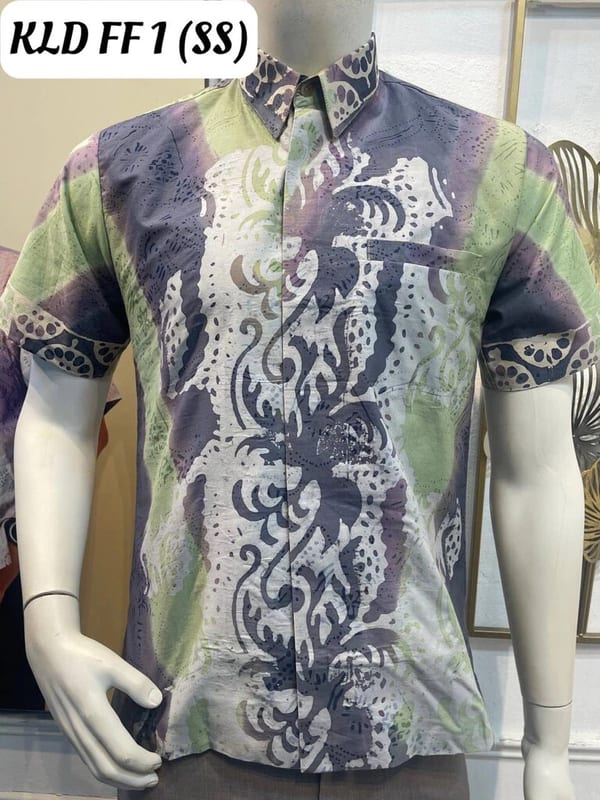 Men's short-sleeve batik shirt KLD FF 1 in pale green, grey-purple and white, on a mannequin