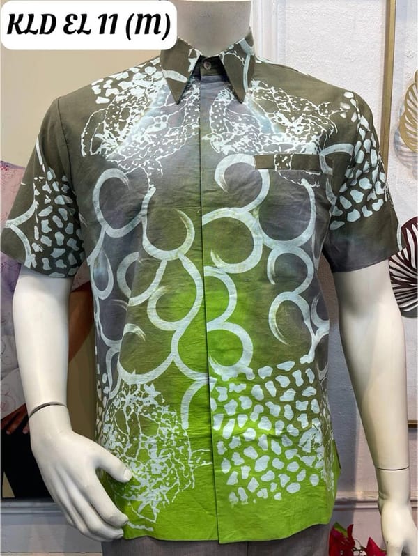 Men's short-sleeve batik shirt KLD EL 11 in olive green, grey, lime green and white, on a mannequin