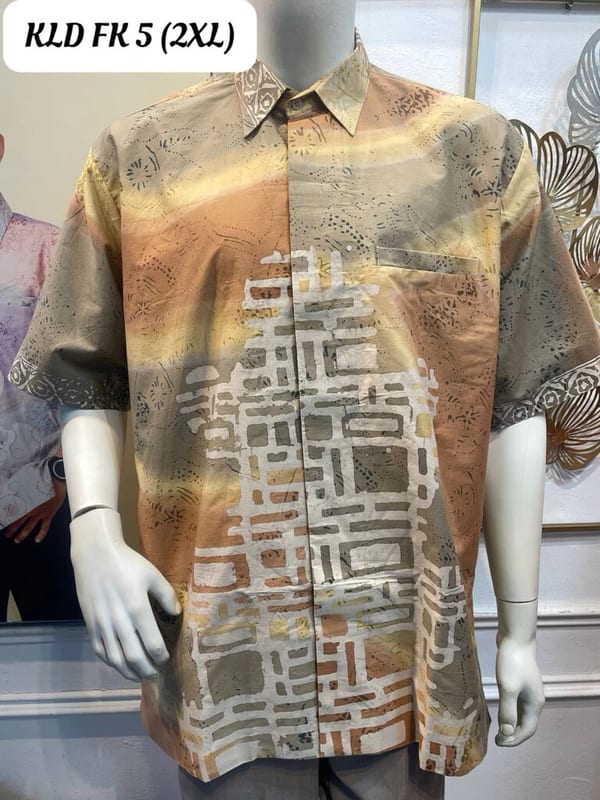 Men's short-sleeve batik shirt KLD FK 5 in sand, grey and cream, on a mannequin