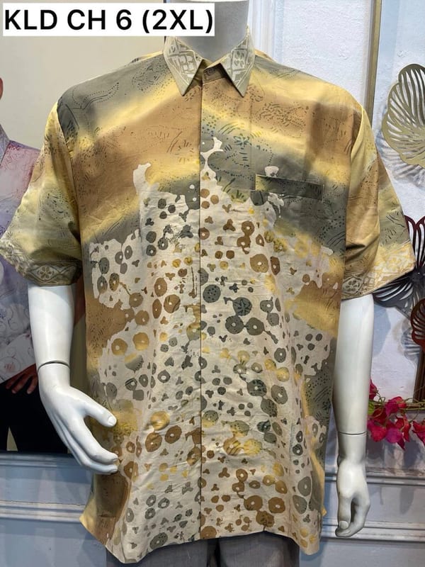 Men's short-sleeve batik shirt KLD CH 6 in khaki, cream and grey, on a mannequin