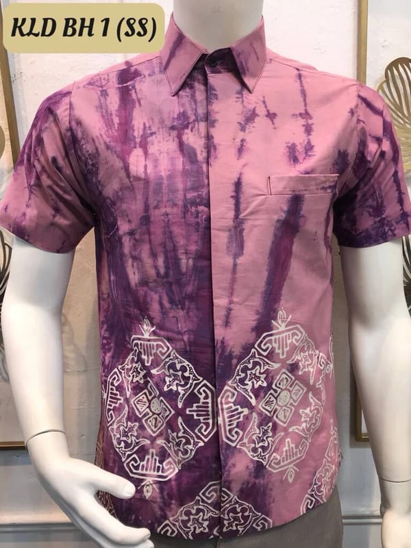 Men's short-sleeve batik shirt KLD BH 1 in magenta and pink, on a mannequin