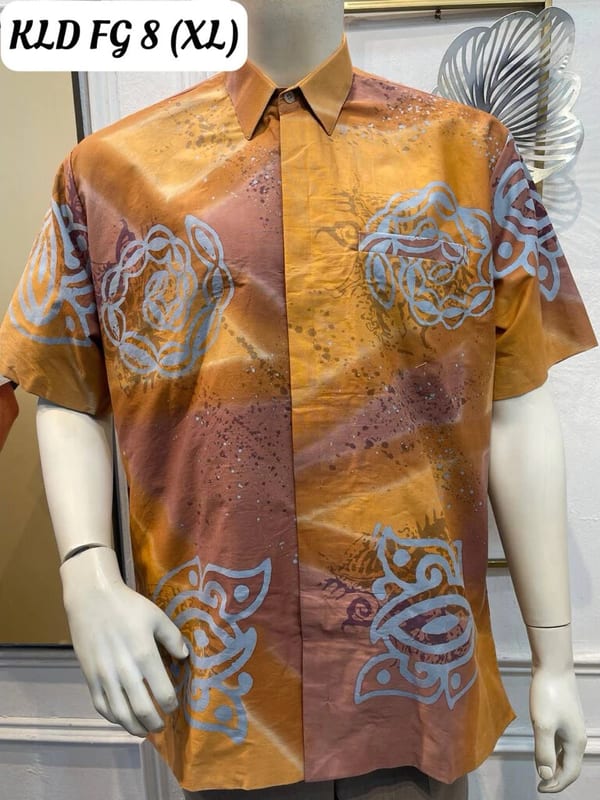 Men's short-sleeve batik shirt KLD FG 8 in orange, dusty pink and light blue, on a mannequin