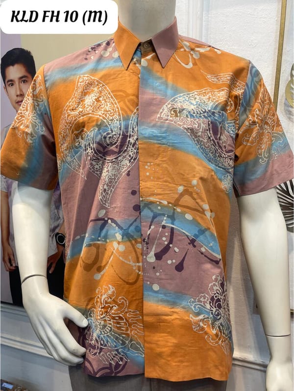 Men's short-sleeve batik shirt KLD FH 10 in orange, light blue and dusty pink, on a mannequin
