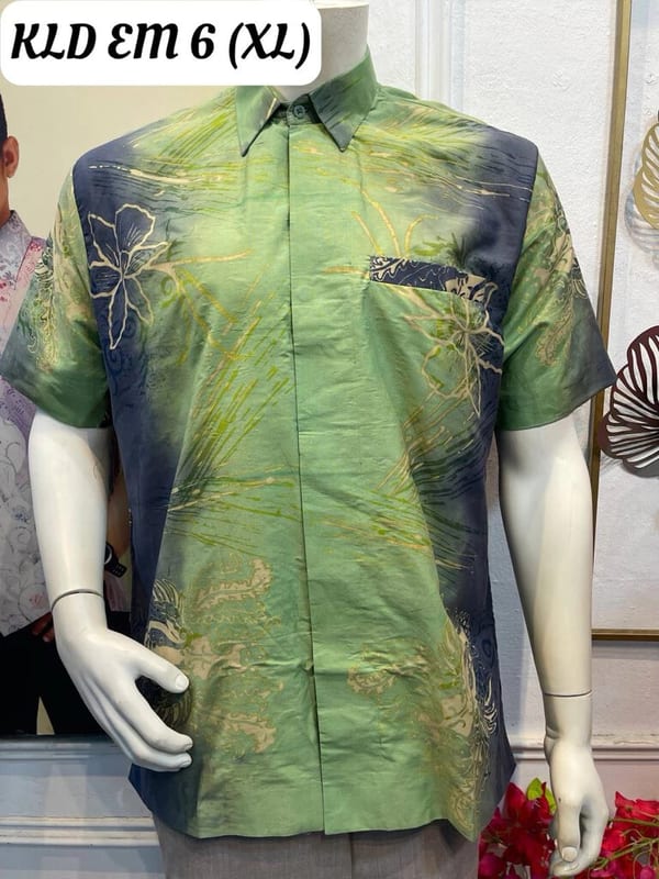 Men's short-sleeve batik shirt KLD EM 6 in pale green and navy, on a mannequin