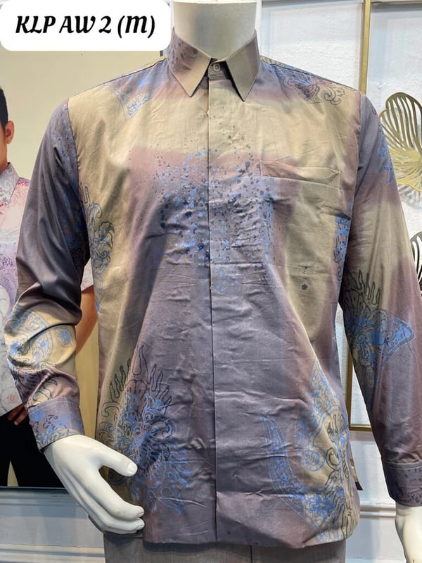 Men's long-sleeve batik shirt KLP AW 2 in grey-purple and sand, on a mannequin